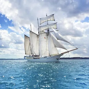 Botel Segelschiff Mare Frisium Hamburg